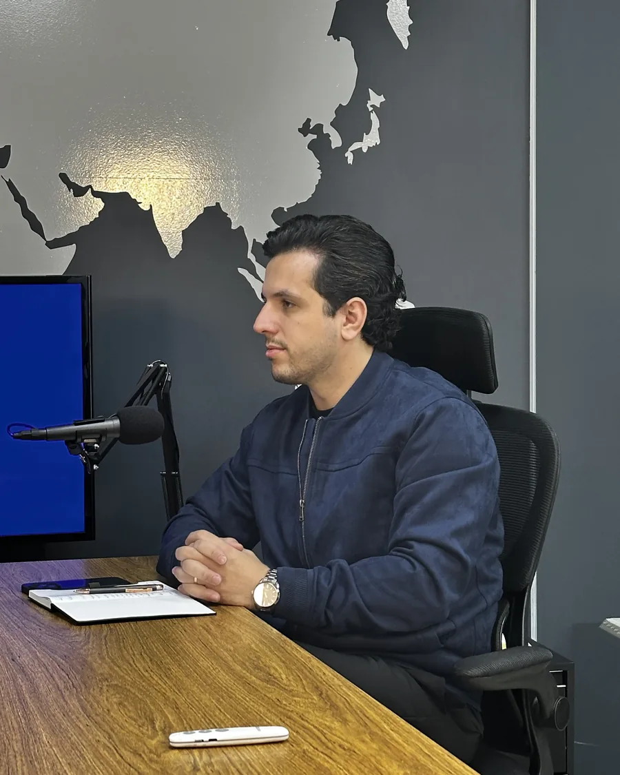 Rogério Beraldo gravando podcast